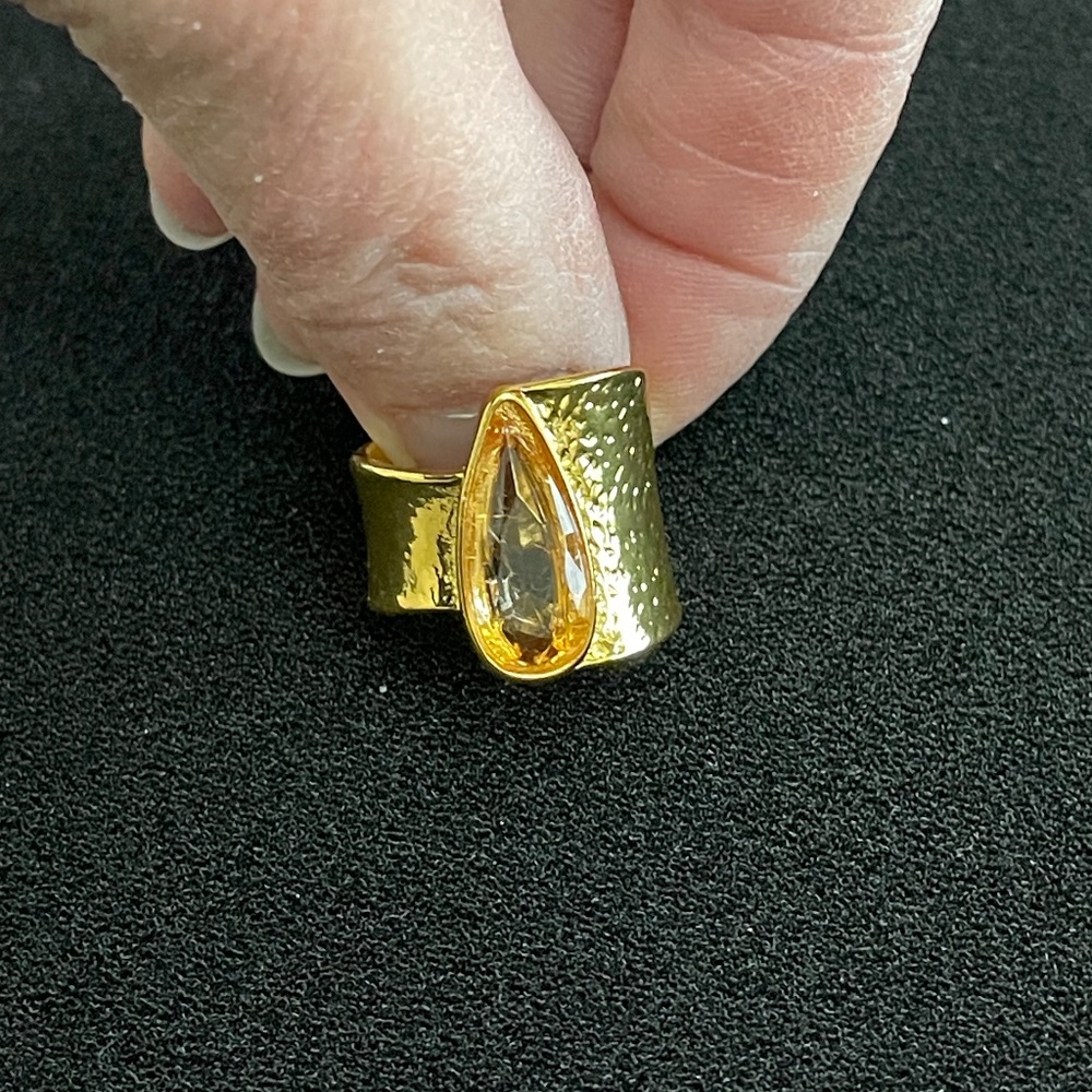 Modern trendy women's size 7 ring with large teardrop golden stone NWOT